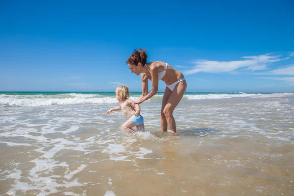 Baby want waves with mother — Stock Photo, Image