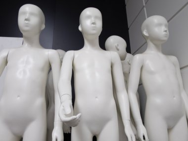 köşede beyaz mankenler