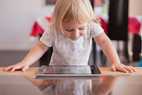 Lächelndes Baby schaut Tablet — Stockfoto