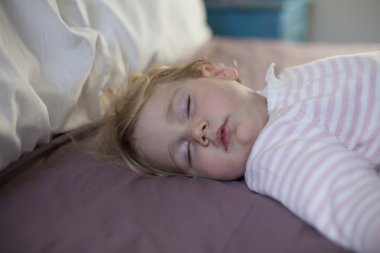 Kral yatakta uyuyan bebek yüzü