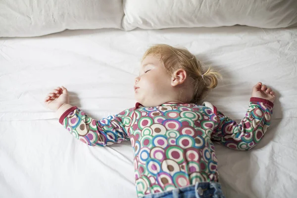 Dziecko śpi na łóżku biały — Zdjęcie stockowe