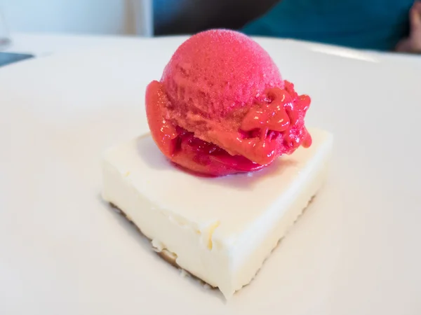 Strawberry ice cream on cheese cake — Stock Photo, Image