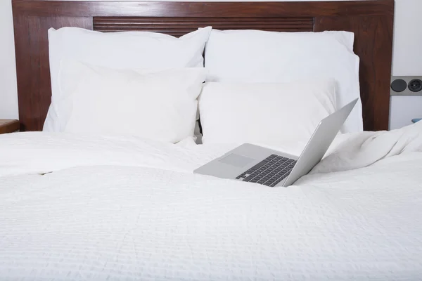 Ноутбук на кровати — стоковое фото