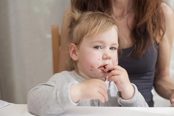 Baby bijten chocolade — Stockfoto