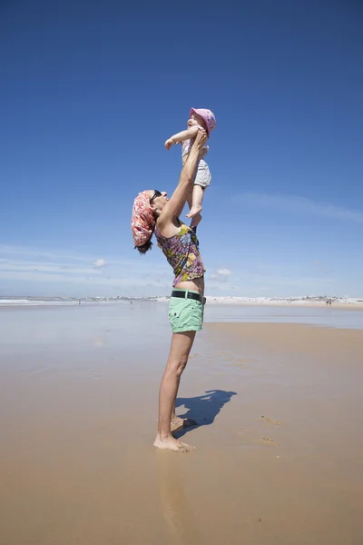 Maman volant bébé dans les bras — Photo