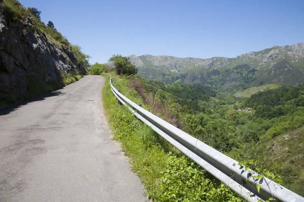 Estrada rural estreita em Astúrias — Fotografia de Stock