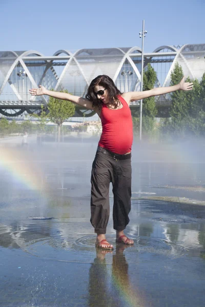 Danse enceinte sur une fontaine — Photo