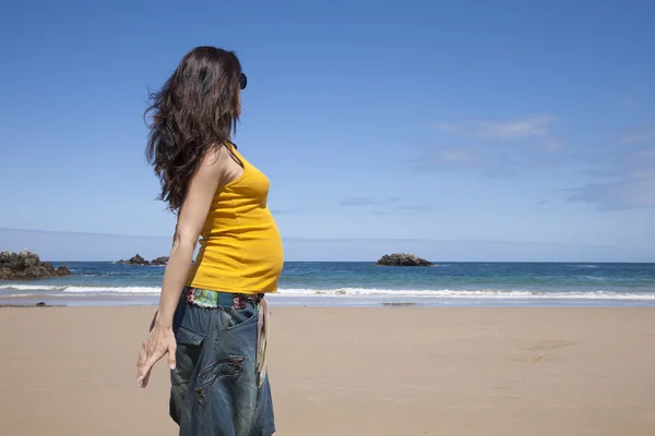 Femme enceinte à la plage — Photo