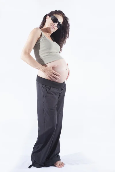 Smiling pregnant woman sunglasses — Stock Photo, Image