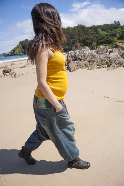 Schwangere am Strand spazieren — Stockfoto