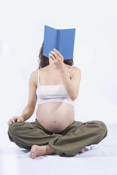 Posaďte těhotná čtenář — Stock fotografie