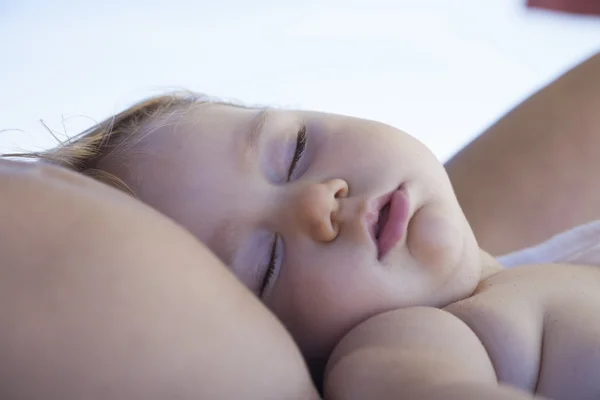 Baby ansikte sover över mamma — Stockfoto