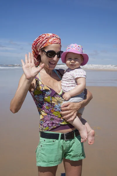 Mamá con abrazo de bebé saludo —  Fotos de Stock