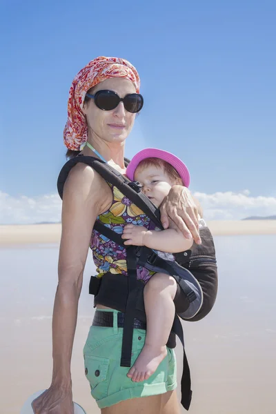 Madre llevando al bebé en mochila —  Fotos de Stock