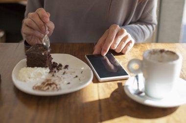 Çikolatalı kek ve telefon eller