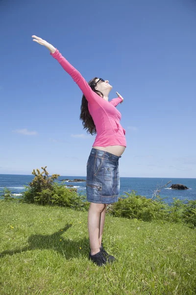 Mujer embarazada feliz en el prado —  Fotos de Stock