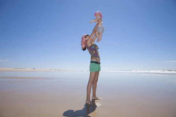 Bebé volando en brazos de mamá —  Fotos de Stock