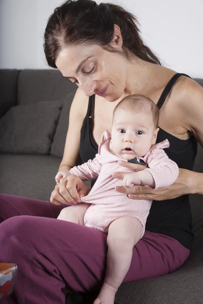 Bebé recién nacido en la pierna madre —  Fotos de Stock