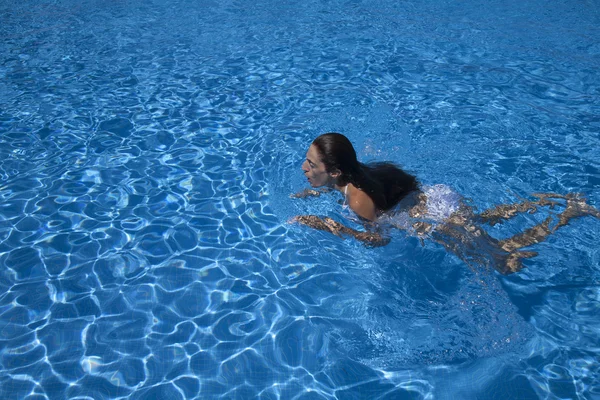 Woman swimming breaststroke in a pool — Stock Photo, Image