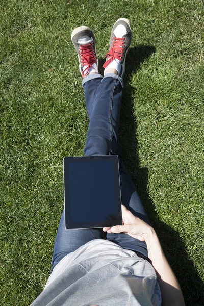 Kreuzbeine auf Gras mit Tablette — Stockfoto