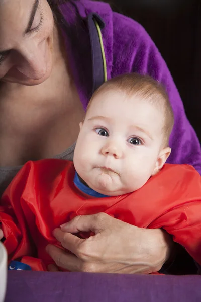 Kameraya bakarak yemek — Stok fotoğraf