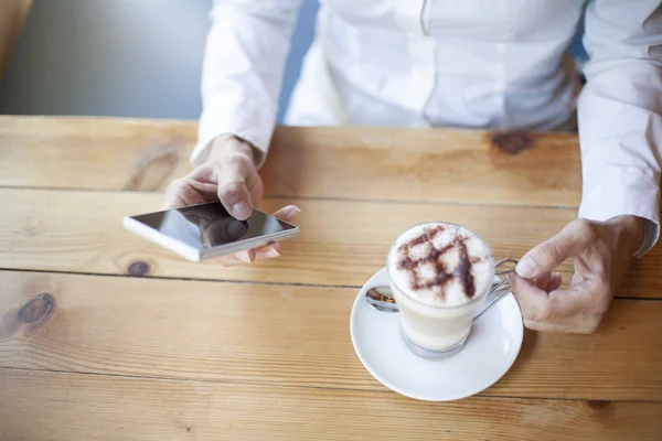 カフェで携帯電話を使って女性を手します。 — ストック写真