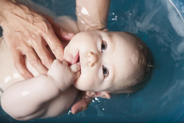 Underbar bebis i badet — Stockfoto