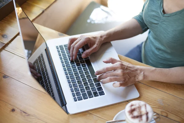 Camisa verde mujer tecleo teclado — Foto de Stock