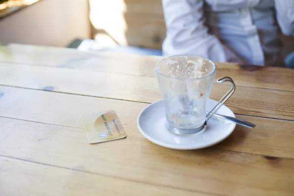 Cartão de crédito para pagar café — Fotografia de Stock