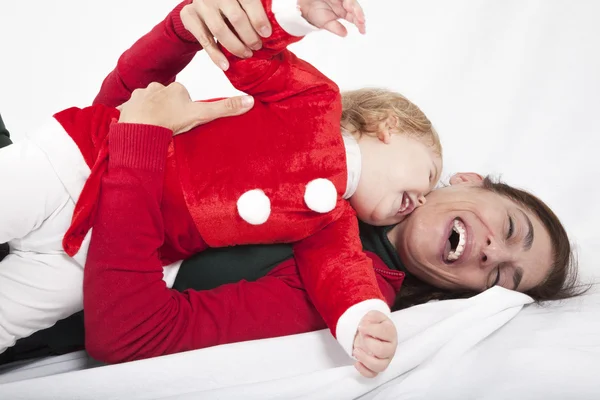赤ちゃんとお母さんの幸せクリスマス抱擁 — ストック写真