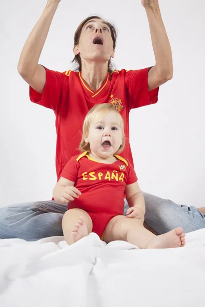 Sorprendido bebé y madre español fans del fútbol — Foto de Stock