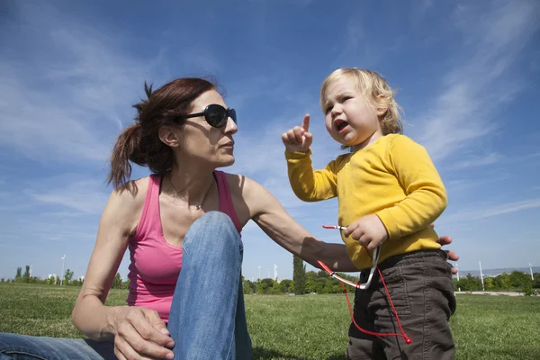 Mamma e bambino parlando nel parco — Foto Stock