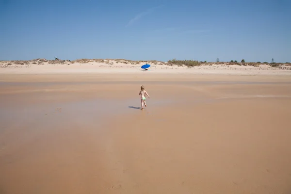 Espalda Bebe Corriendo A Parasol Playa Traje De Bano Lejos Stock Photo
