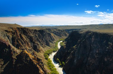 Çarın Kanyonu ve mavi gökyüzü güzel nehirde kaz bulutlarda ile
