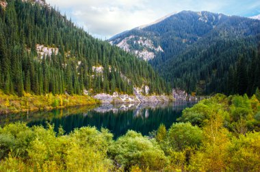 Tien Shan dağındaki Kaindy Gölü, Kazakistan.