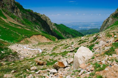 Almatı şehire dağlardan göster