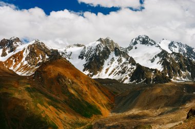 güzel tien shan tepeler ve dağlar Almatı yakın. dramatik ov
