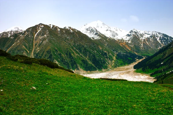 Big Almaty Lake, Tien Shan Mountains in Almaty, Kazakistan, Asia — Foto Stock