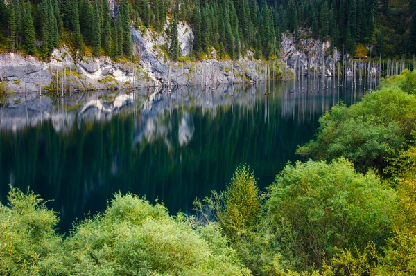 Kaindy lake in tien shan berg, Kazachstan. reflecties over wa — Stockfoto