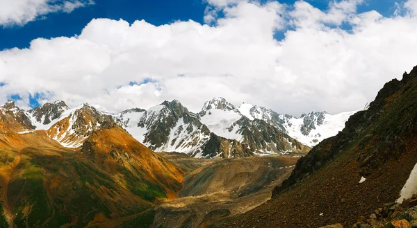 Hermosos picos de Tien shan y montañas cerca de Almaty. Dramático ov — Foto de Stock