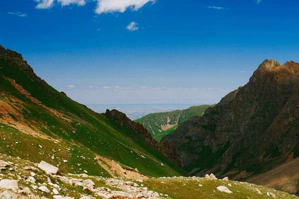 Vista para Almaty cidade a partir de montanhas — Fotografia de Stock