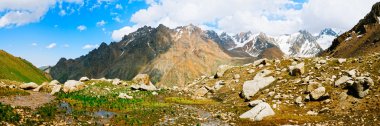 tien shan tepeler ve dağlar Almatı yakınındaki Panorama görüş. Dramı