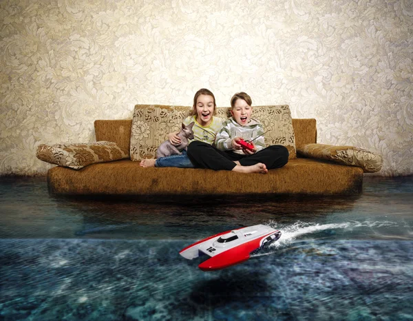 Menino e menina com controle de rádio. Brincando com barco RC — Fotografia de Stock