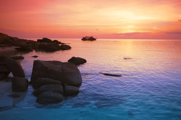 Incroyable coucher de soleil forme Thaïlande plage. Koh Nang Yuan, Koh Tao — Photo
