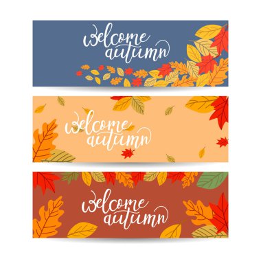 Renkli sonbahar yapraklı üç vektör pankartı..