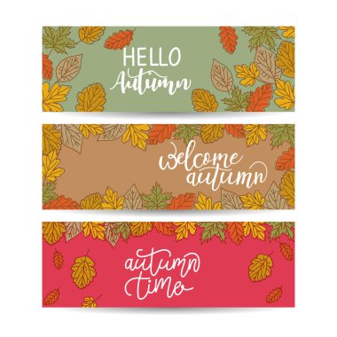 Renkli sonbahar yapraklı üç doğal afiş seti. vektör