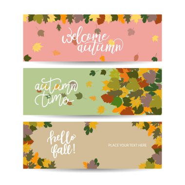 Renkli yapraklı üç soyut sonbahar afişi. Vektör