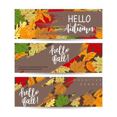 Sonbahar akçaağaç yapraklı üç yatay pankart seti. Sonbahar satışları için metin ile şablon koleksiyonu. Vektör EPS 10