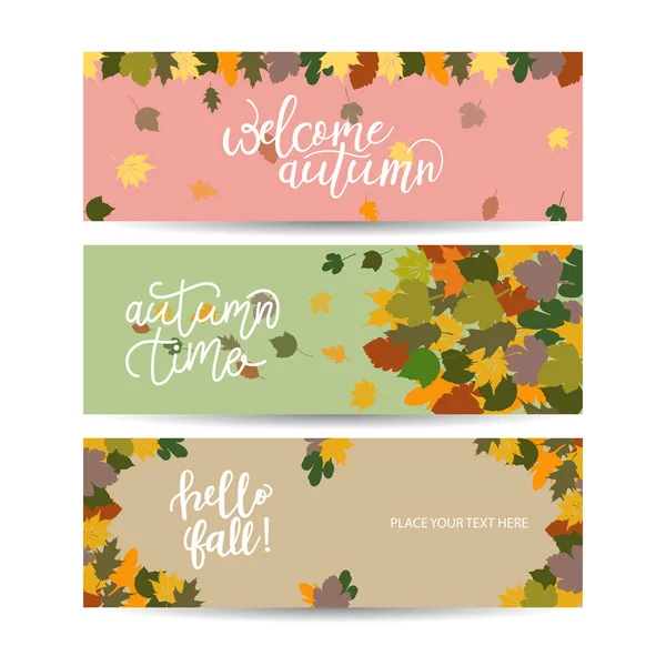 Renkli yapraklı üç soyut sonbahar afişi. Vektör