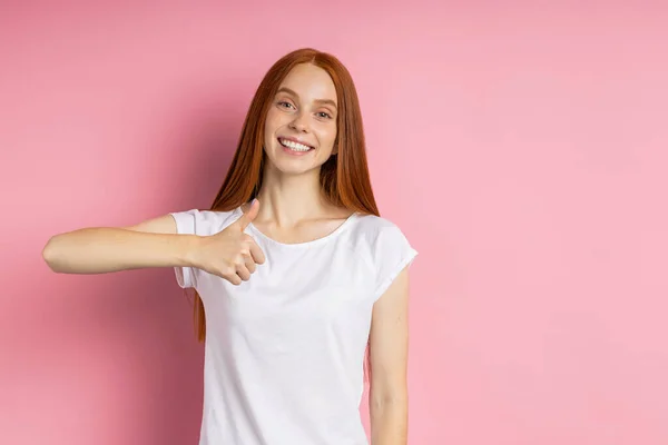 Retrato de la joven pelirroja feliz en camiseta blanca —  Fotos de Stock